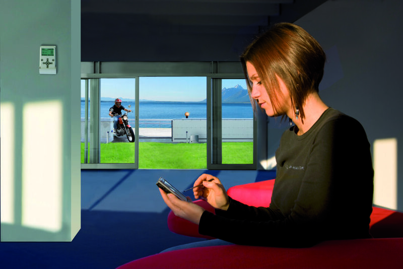 Garážovú bránu môžete ovládať klasickým ovládačom, no aj mobilnou aplikáciou